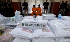 Jutaaan pil ekstasi dan para tersangka dihadirkan dalam rilis kasus narkotik jaringan internasional di Mabes Polri, Jakarta, Selasa (1/8/2017). . (JIBI/Solopos/Antara/Sigid Kurniawan)