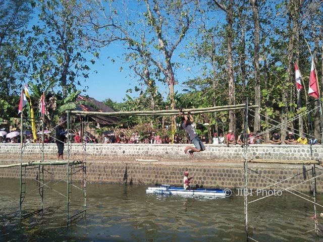 Peserta melintasi rintangan di perlombaan Ninja Warrior untuk memperingati HUT ke-72 RI di Desa Jabung, Kecamatan Mlarak, Ponorogo, Jumat (11/8/2017). (Abdul Jalil/JIBI/Madiunpos.com)