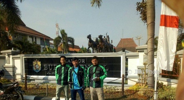 Awak transportasi umum berbasis aplikasi online berfoto di depan Kantor Bupati Kendal, Jl. Soekarno-Hatta, Pegulon, Kecamatan Kendal, Kabupaten Kendal, Jateng. (Facebook.com-Waroeng Nara)