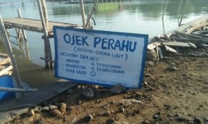 Papan daftar harga ojek perahu di Desa Bedono, Kecamatan Sayung, Kabupaten Demak, Jateng. (Facebook.com-Kalah Patas Yen Rakpopo)