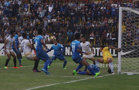 Harian Jogja/JUMALI
Kiper Madiun Putra M Ricky Fajar Hidayat (kuning) berusaha menghalau bola dari gawangnya pada laga melawan PSIM Jogja di lanjutan Grup 5 Liga 2 2017 di Stadion Sultan Agung Bantul, Rabu (9/8) sore.