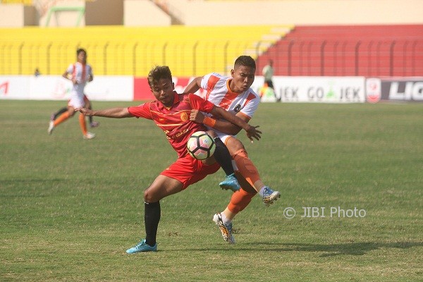 Pesepak bola Persiba Bantul Awaludin Syahputra berebut bola dengan pesepak bola Sragen United pada lanjutan Grup 4 Liga 2 2017 di Stadion Sultan Agung Bantul, Kamis (10/8) sore. (Harian Jogja/JUMALI)