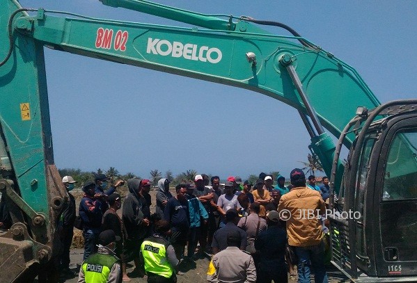 Puluhan warga berusaha menghentikan kegiatan land clearing terhadap Pakualaman Ground (PAG) yang selama ini dimanfaatkan sebagai lokasi tambak udang di wilayah Dusun Kretek, Desa Glagah, Kecamatan Temon, Kulonprogo, Senin (28/8/2017). (Rima Sekarani I.N/JIBI/Harian Jogja)