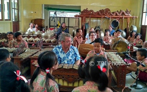 Peter Smith menabuh gamelan beberapa siswa dari Taman Muda (SD) Ibu Pawiyatan di Pendopo Taman Siswa. (I Ketut Sawitra/JIBI/Harian Jogja)