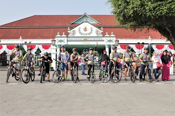 Cosmonian menggelar kegiatan Bike For Good dalam rangka mengampanyekan gaya hidup sehat dengan bersepeda keliling Jogja, Minggu (6/8/2017). (Foto Istimewa)