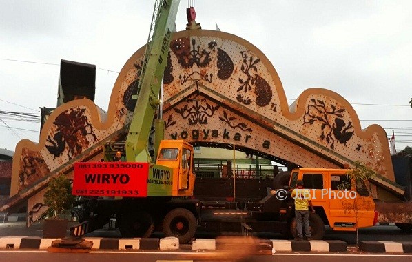 Gapura batas Kota Jogja di Jalan Adisutjipto Demangan Jogja dirobohkan, Selasa (8/8/2017). (Foto istimewa/dokumen)