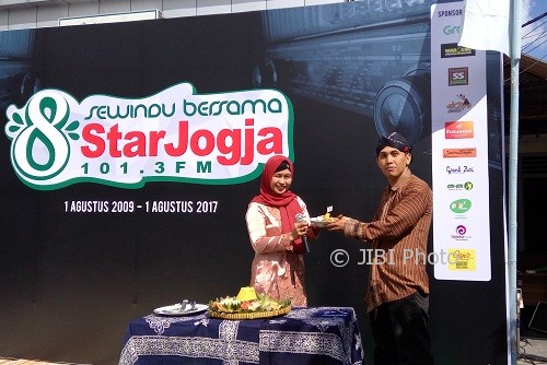 Station Manager Star Jogja FM, Rina Yurini menyerahkan potongan tumpeng pada Program Director Star Jogja FM, Denie Artha, pada puncak perayaan Ulang Tahun Star Jogja ke-8, di halaman Harian Jogja dan Star Jogja, Selasa (1/8/2017). (Nina Atmasari/JIBI/Harian Jogja)