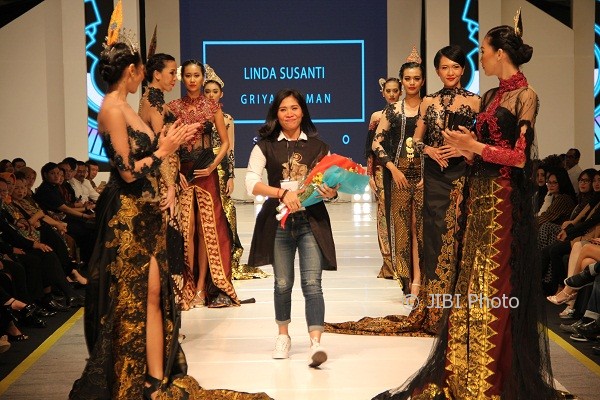 Linda Susanti, memamerkan delapan busana bernuansa glamor dan elegan di atas panggung pagelaran busana bertajuk Jogja Rendezvous yang dilaksanakan di Jogja City Mall pada beberapa waktu lalu. (Mayang Nova Lestari/JIBI/Harian Jogja)