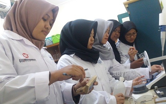 Lima mahasiswa UII melakukan pembuatan kosmetik berbahan tauge di Laboratorium Terpadu UII, Selasa (8/8/2017). (Sunartono/JIBI/Harian Jogja)