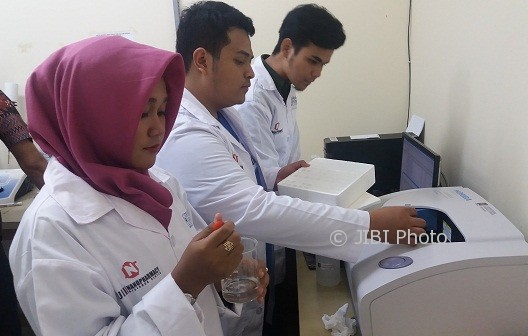 Welda, Satria dan Rizki (dari kiri ke kanan), Ketiga mahasiswa UII melakukan penelitian di Laboratorium Terpadu UII, Selasa (8/8/2017). (Sunartono/JIBI/Harian Jogja)