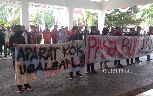 Puluhan suporter Persiba, Paserbumi mendatangi gedung DPRD Bantul untuk mengadu kasus dugaan penganiayaan oleh SatPol PP, Rabu (2/8/2017).(Rheisnayu Cyntara/JIBI/Harian Jogja)
