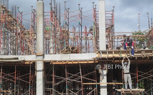 Sejumlah pekerja sedang mengerjakan proyek relokasi dan pembangunan Kantor Kecamatan Wonosari, Selasa (1/8/2017). (JIBI/Irwan A. Syambudi/JIBI/Harian Jogja)