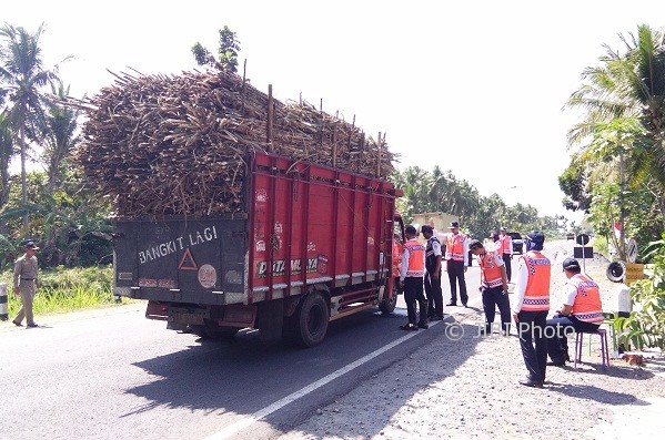 Suasana operasi gabungan kendaraan angkutan di Jln Daendels, Desa Bugel, Kecamatan Panjatan, pada Kamis (10/8/2017) pagi. (Uli Febriarni/JIBI/Harian Jogja)