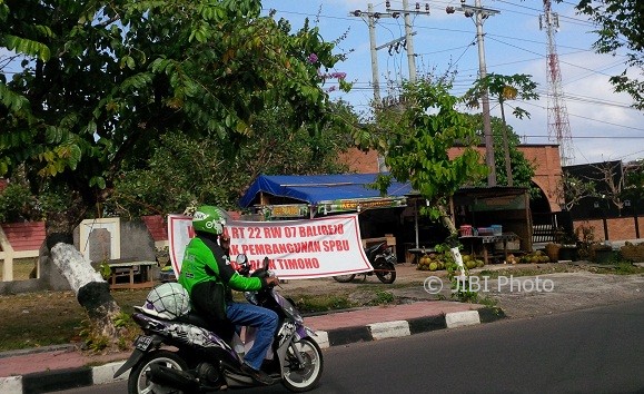 Spanduk penolakan proyek SPBU dipasang warga di Jalan Timoho, Kota Jogja. (Ujang Hasanudin/JIBI/Harian Jogja)