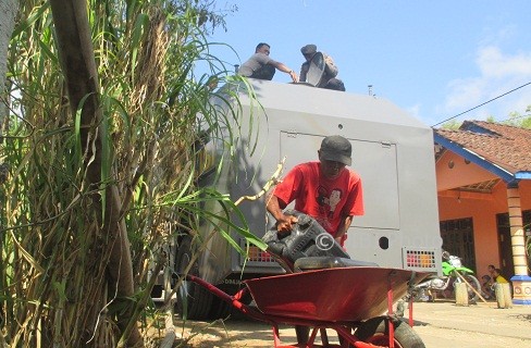 Seorang warga Dusun Bentar, Desa Kenteng, Kecamatan Ponjong mengangkut jeriken berisi air bersih bantuan dari Polres Gunungkidul. Rabu (9/8/2017). (JIBI/Harian Jogja/Irwan A. Syambudi)