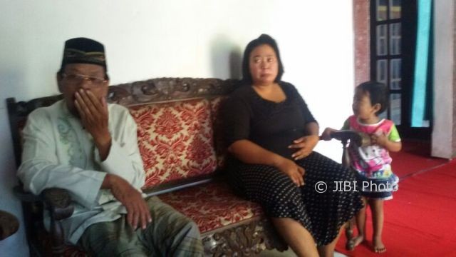 Mertua Yoga Lanang Setiawan memberikan keterangan kepada wartawan di rumahnya di Jetis, Ponorogo, Kamis (10/8/2017). (Abdul Jalil/JIBI/Madiunpos.com)