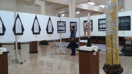 Pengunjung melihat-lihat pameran tugas akhir wisudawan Fakultas Seni Rupa dan Desain Institut Seni Indonesia (ISI) Solo di Galeri Seni Rupa Kampus II, Kamis (10/8/2017). Pameran dengan tema Berbasis dari Potensi Budaya Lokal dan Industri Kreatif ini melibatkan sedikitnya 45 seniman muda. (Ika Yuniati/JIBI/Solopos)