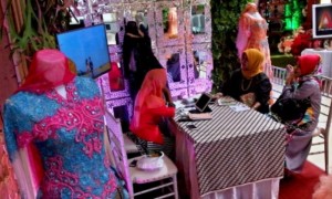 Penjaga stan memberikan informasi tentang produk dan jasa acara pernikahan kepada pengunjung pada Pameran Pernikahan Tradisional 2017 di Semarang, Jateng, Jumat (4/8/2017). (JIBI/Solopos/Antara/R. Rekotomo)