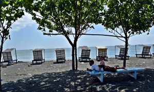 Sejumlah warga berwisata di Pantai Ngebum, Mororejo, Kaliwungu, Kabupaten Kendal, Jateng, Selasa (1/8/2017). (JIBI/Solopos/Antara/Aditya Pradana Putra)