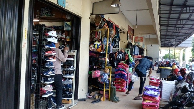 Pedagang sepatu di Pasar Ngudi Rejeki, Gilingan, Banjarsari, Solo, Sabtu (5/8/2017), membuka usaha setelah tutup selama dua pekan akibat maraknya petugas melakukan razia. (Muhammad Ismail/JIBI/Solopos)