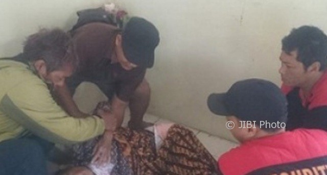Petugas dibantu warga mencoba mengangkat jasad Hariani yang ditemukan tak bernyawa di kapel di kawasan Gua Maria Kerep, Jl. Tentara Pelajar, Dusun Kerep, Desa Panjang, Kecamatan Ambarawa, Kabupaten Semarang, Jateng, Rabu (9/8/2017) pagi. (Facebook.com-Polsek Ambarawa)