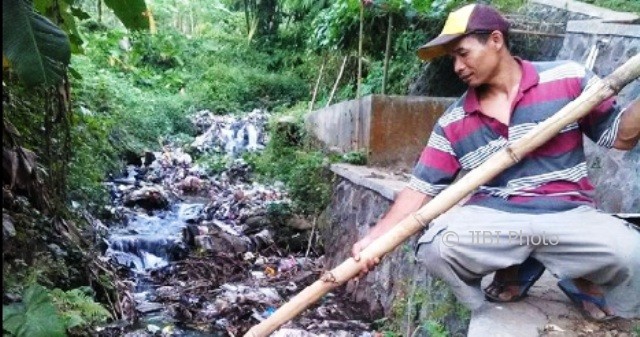 Mutaqin, 39, pengayuh becak asal Kemiri Candi RT 005/RW 011, Kelurahan Salatiga, Kecamatan Sidorejo, Kota Salatiga, Jateng sedang membersihkan sampah di Sungai Kedawung. (Facebook.com-Subchan Surya)