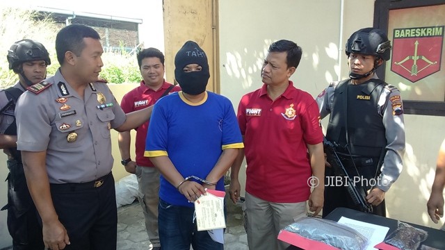 Kapolsek Sukoharjo, AKP Parwanto (kedua kiri), didampingi anggota resmob memeriksa tersangka dugaan penipuan dan penggelapan, Suradi alias Metro (keempat kiri), 38, warga Tangkisan, Kecamatan Tawangsari, Kabupaten Sukoharjo, di Mapolsek Sukoharjo, Rabu (2/8/2017). (Trianto Hery Suryono/JIBI/Solopos)