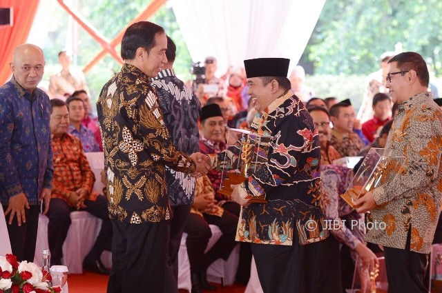 Presiden Joko Widodo (dua dari kiri) menyerahkan penghargaan Nirwasita Tantra tentang Lingkungan hidup kepada Bupati Sukoharjo, Wardoyo Wijaya, di Gedung Manggala Wanabakti, Jakarta, Rabu (2/8/2017). (Istimewa/Humas Pemkab Sukoharjo)