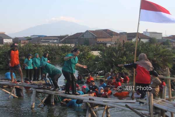 Upacara pengibaran bendera.