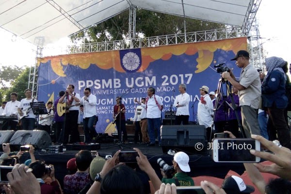 Sederet pejabat negara megisi rangkaian upacara penutupan PPSMB UGM 2017 dengan bernyanyi bersama di Lapangan Grha Sabha Pramana UGM Jogja, Sabtu (12/8/2017). (Abi Mufti/JIBI/Harian Jogja)