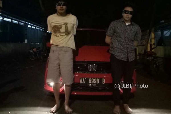 Dua orang pelaku terduga pelaku curas taksi online saat ditangkap di Banyumas, Jawa Tengah. (foto istimewa)