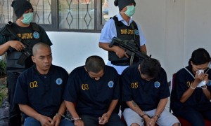 Aparat BNN Jateng mengawal empat tersangka kasus peredaran narkotika jenis sabu-sabu yang dikirimkan dengan jasa travel saat rilis perkara di Semarang, Selasa (1/8/2017). (JIBI/Solopos/Antara/R. Rekotomo)