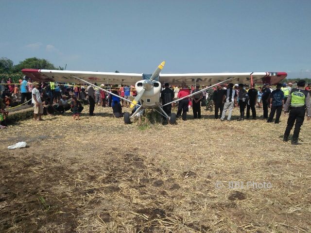 Warga melihat pesawat milik KONI Jakarta yang mendarat secara darurat di areal persawahan di Desa Carangrejo, Kecamatan Sampung, Ponorogo, Minggu (13/8/2017). (Abdul Jalil/JIBI/Madiunpos.com)