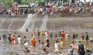 Warga memadati kolam di PLTA Jelok di Dusun Jelok, Desa Delik, Kecamatan Tuntang, Kabupaten Semarang, Jateng, Kamis (10/8/2017). (Facebook.com-Bw Prast)