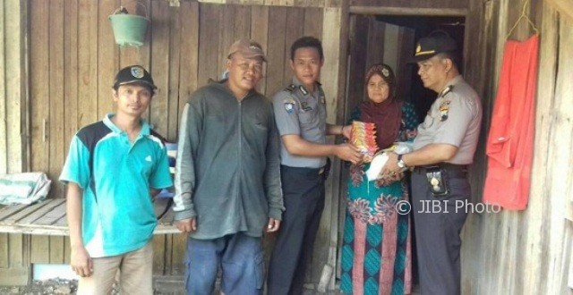 Polisi membagikan zakat kepada mustahik di Kabupaten Demak, Jateng, Selasa (8/8/2017). (Facebook.com-Sutomo)
