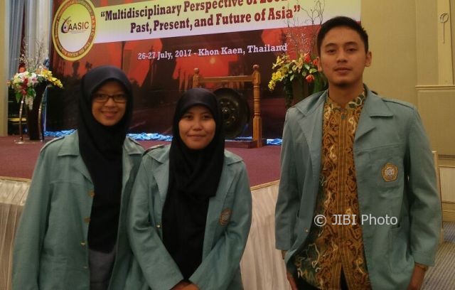 Delegasi dari FP UNS Solo berhasil meraih predikat sebagai Penyaji Makalah Terbaik dalam 5th Asian Academic Society International Conference (AASIC) yang diselenggarakan Perhimpunan Pelajar Indonesia (Permitha) di Khon Kaen University, Thailand, Senin-Selasa (26-27/7/2017). (Istimewa/Humas UNS Solo)
