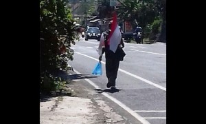 Pria asal Sukoharjo yang ingin berjalan kaki menuju Jakarta melintas di dekat Rawa Permai, Kecamatan Tuntang, Kabupaten Semarang, Jateng, Selasa (1/8/2017) sore. (Facebook.com-Heri Byrd)