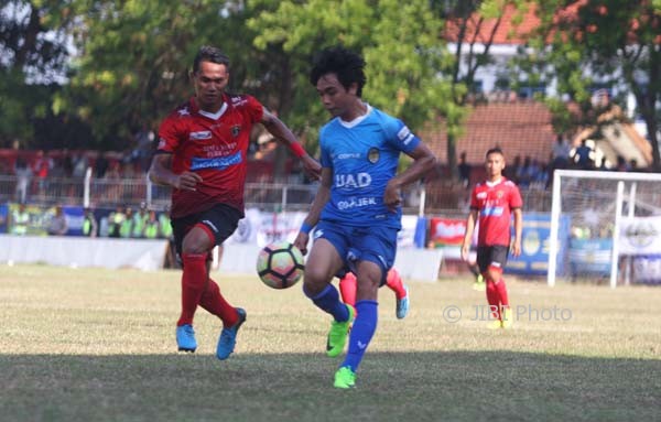 Pesepakbola PSIM Rangga Muslim (biru) berebut bola dengan pesepakbola Persinga dalam lanjutan Grup 5 Liga 2 2017 di Stadion Ketonggo, Ngawi, Sabtu (5/8/2017) sore. (Jumali/JIBI/Harian Jogja)