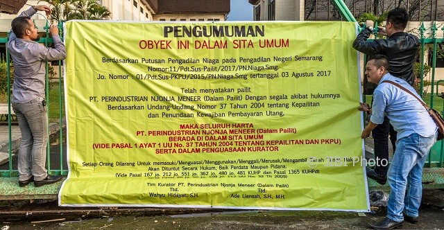 Tim Kurator PT Perindustrian Njonja Meneer yang ditunjuk Pengadilan Niaga menyegel pabrik jamu Nyonya Meneer di Jl. Raya Kaligawe, Kota Semarang, Jateng, Selasa (8/8/2017). (JIBI/Solopos/Antara/Aji Styawan)