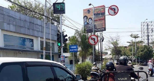 Rambu lalu lintas di Jl. Pattimura yang membuat pengguna jalan bingung. (Facebook.com-Den Hugo)