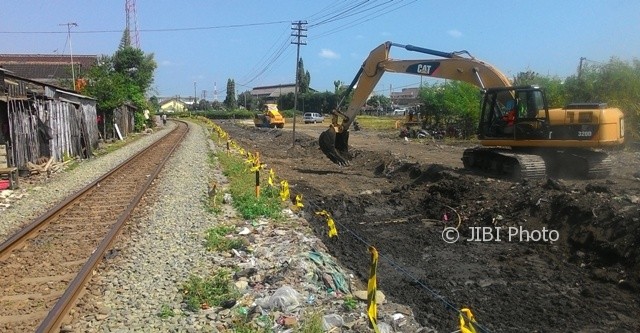 Alat berat beroperasi menyediakan lahan untuk prmbangunan jalur ganda (double track) kereta api (KA) di Kampung Margorejo RT 002/RW 010 Kelurahan Gilingan, Banjarsari, Solo, Kamis (10/8/2017). (Irawan Sapto Adhi/JIBI/Solopos)