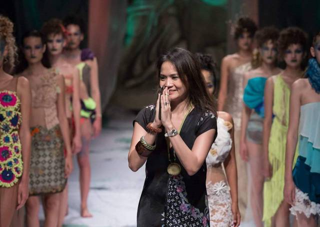 Retno Tan (tengah) bersama para model saat fashion show Pelangi Samudera di panggung Feeric Fashion Week, Sibiu, Romania, pertengahan Juli lalu. (Istimewa/Retno Tan/Instagram)