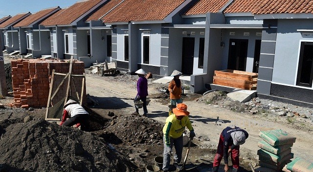 Buruh membangun rumah bersubsidi di Kaliwungu, Kabupaten Kendal, Jateng, Selasa (1/8/2017). (JIBI/Solopos/Antara/Aditya Pradana Putra)