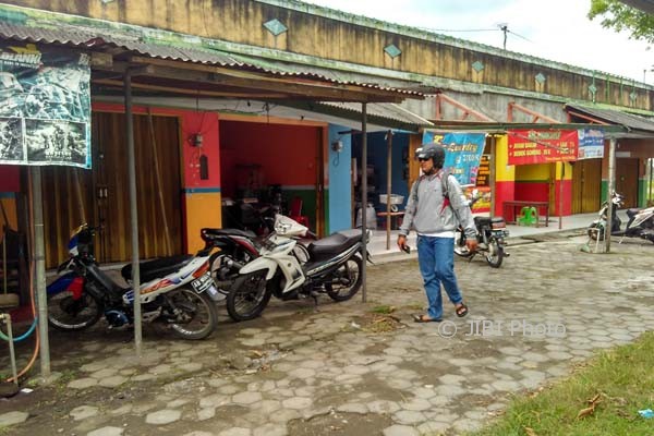 Kawasan pertokoan di tepian jalan yang akan dibongkar oleh Pemerintah Kabupaten Kulonprogo, untuk mendukung perluasan Rumah Sakit Umum Daerah Nyi Ageng Serang. (Uli Febriarni/JIBI/Harian Jogja)