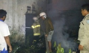 Petugas memadamkan api yang berkobar di rumah di Jl. Sidorejo, Babadan, Ponorogo, Jumat (4/8/2017). (Istimewa/Polres Ponorogo)