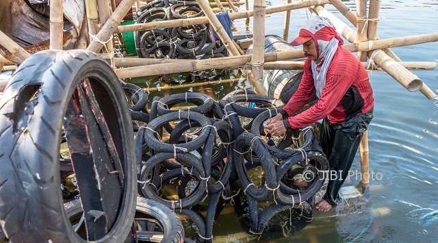 Pekerja membuat rumpon atau sarang ikan buatan dari bambu, ban dan tong bekas di kawasan Pelabuhan Tanjung Emas, Semarang, Jateng, Jumat (11/8/2017). (JIBI/Solopos/Antara/Aji Styawan)