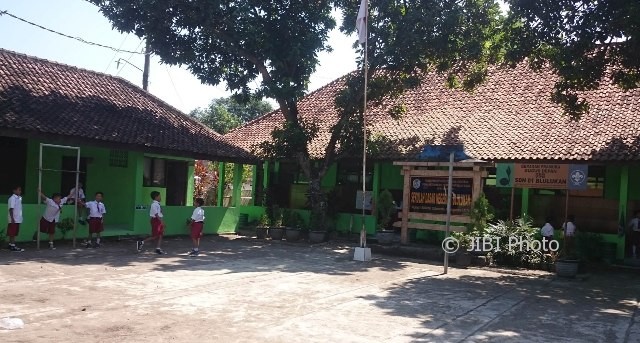 Sejumlah siswa SDN 01 Blulukan, Colomadu, Karanganyar, bermain di halaman sekolah setempat, Jumat (4/8/2017). (Iskandar/JIBI/Solopos)