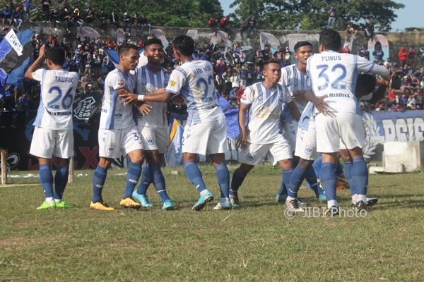selebrasi pemain PSIS.