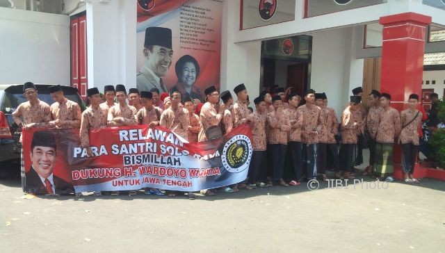 Simpatisan Wardoyo Wijaya datang ke Kantor DPD PDIP Jateng, Semarang, guna mengantarkan Bupati Sukoharjo itu mengembalikan formulir pendaftaran cagub Jateng, Kamis (10/8/2017). (Imam Yuda S./JIBI/Semarangpos.com)