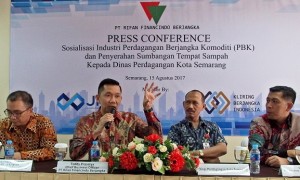 Chief Business Officer PT Rifan Financindo Berjangka Teddy Prasetya (kedua dari kiri) didampingi Dirut PT Bursa Berjangka Jakarta Stephanus Paulus Lumintang (kiri) menjawab pertanyaan saat konferensi pers Sosialisasi Industri Perdagangan Berjangka Komoditi (PBK) di Kota Semarang, Jawa Tengah, Selasa (15/8/2017). (JIBI/Solopos/Antara/R. Rekotomo)